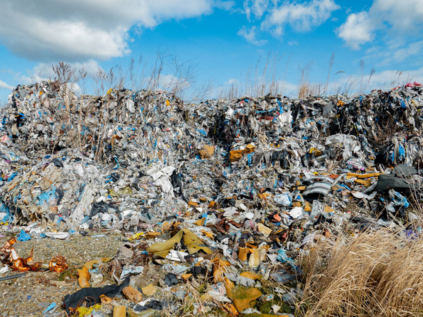 Depósito de plástico ilegal. O plástico tóxico exportado da Alemanha é recolhido em pedreiras vazias da Polónia e não é reciclado.  - Foto, Imagem