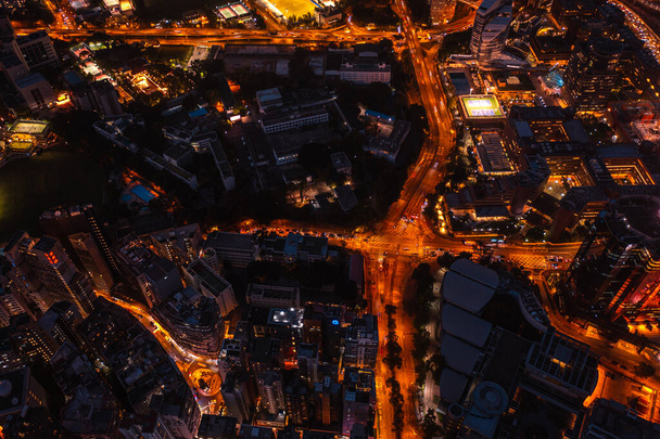 Prachtig uitzicht vanuit de lucht op de zeer drukke straten van het eiland Hong Kong - Foto, afbeelding