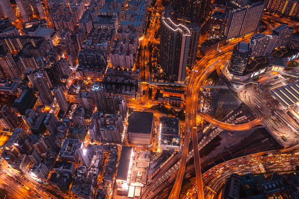Lenyűgöző légi kilátás a nagyon zsúfolt Hong Kong sziget utcáira - Fotó, kép