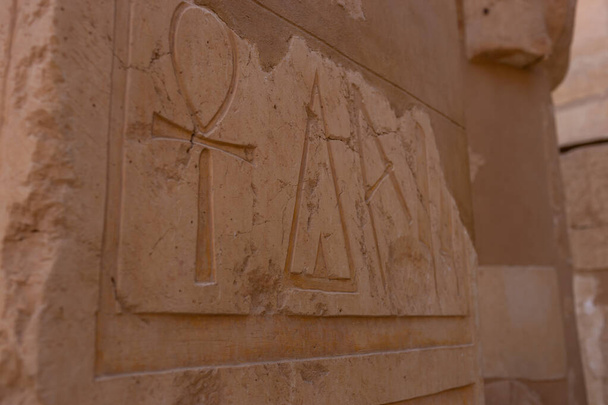 Starożytne egipskie hieroglify, płaskorzeźby z kamienia, historyczny Egipt - Zdjęcie, obraz