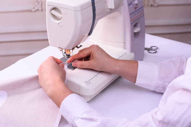producción de ropa de cama en una máquina de coser.  - Foto, Imagen