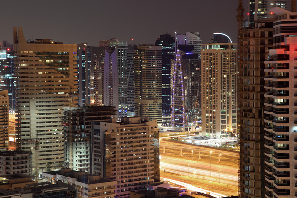 Edificios de gran altura en Dubai Marina por la noche. Emiratos Árabes Unidos
 - Foto, imagen