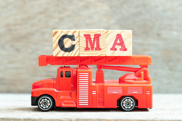 Camión escalera de incendios mantenga bloque de letras en la palabra CMA (Abreviatura de Contador de gestión certificada, Autoridad de competencia y mercados o Asistente médico certificado) sobre fondo de madera - Foto, imagen