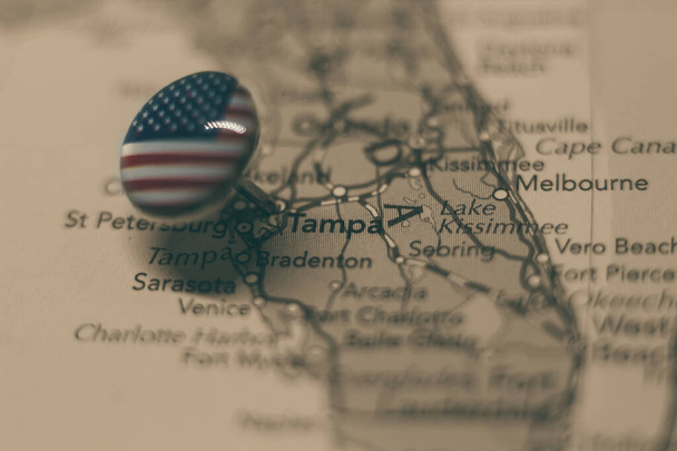 Tampa καρφώθηκε σε ένα χάρτη με σημαία των ΗΠΑ - Φωτογραφία, εικόνα