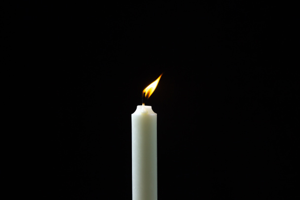 Горящая свеча на черном фоне. Зажечь свечи на тёмном фоне. Маленький свет - Фото, изображение