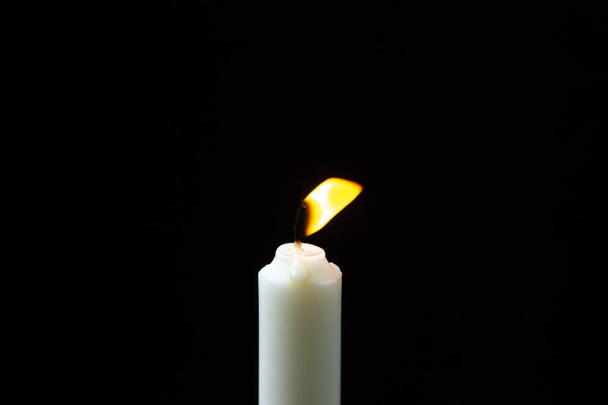 Hořící svíčka na černém pozadí. Zapalte svíčky na tmavém pozadí. Malé světlo - Fotografie, Obrázek