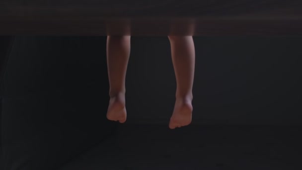 Menino balançando as pernas enquanto sentado na mesa - Filmagem, Vídeo