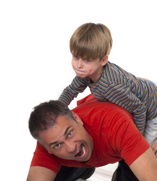 κακομαθημένο παιδί στην πλάτη του πατέρα - Φωτογραφία, εικόνα