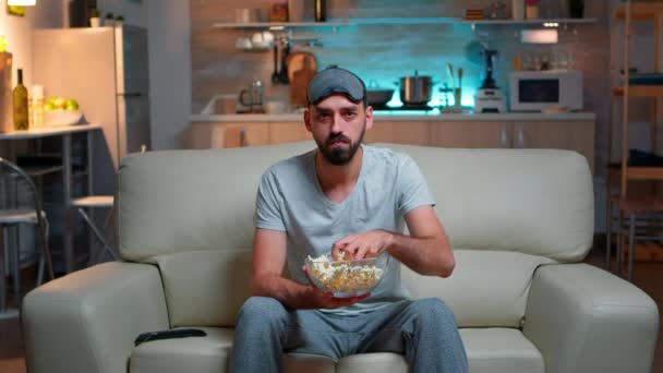 Portret mężczyzny z brodą trzymającego miskę popcornu - Materiał filmowy, wideo