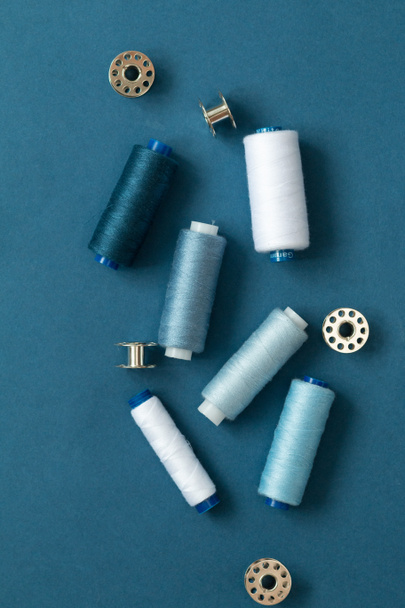 швейные иглы с инструментами вид сверху, синий цвет монохромный - Фото, изображение
