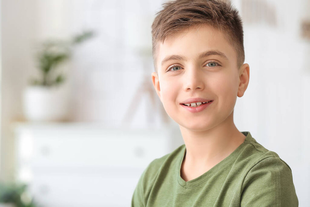 Πορτρέτο του χαμογελαστού μικρού αγοριού στο σπίτι - Φωτογραφία, εικόνα