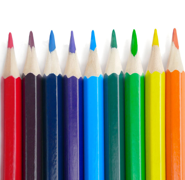 Kalemler, kopyalama alanı olan beyaz arkaplanda izole edilmiş. Okul ve renkli kalemlerle yaratıcı boya konsepti. Okul afişine dönelim. Renkli kalemler, defterler ve tutucu için paket şablonu. - Fotoğraf, Görsel