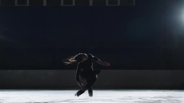 fiatal tehetséges női műkorcsolyázó edz jégpálya, forgó az egyik lábát, profi sportnő - Felvétel, videó