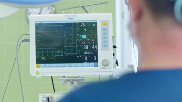 операционная анестезия показывает показатели жизни и пульса - Кадры, видео