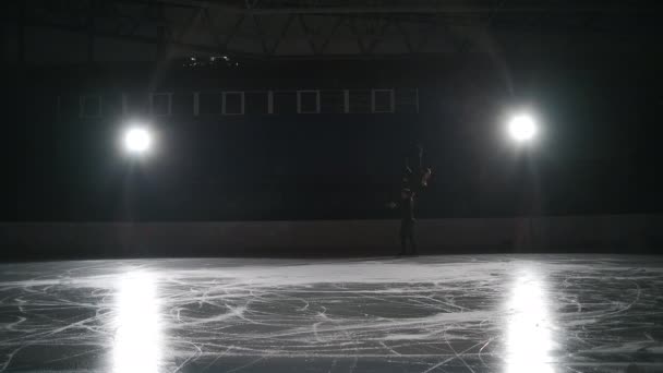 junges Paar professioneller Eiskunstläufer führt Lift aus, Sportler hält Sportlerin über den Kopf und läuft - Filmmaterial, Video