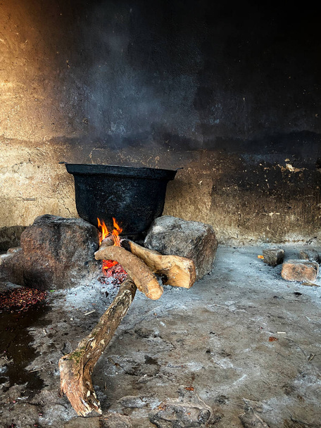 ウガンダのルガジにある学校の台所で、釜が火の上に座っている。 - 写真・画像