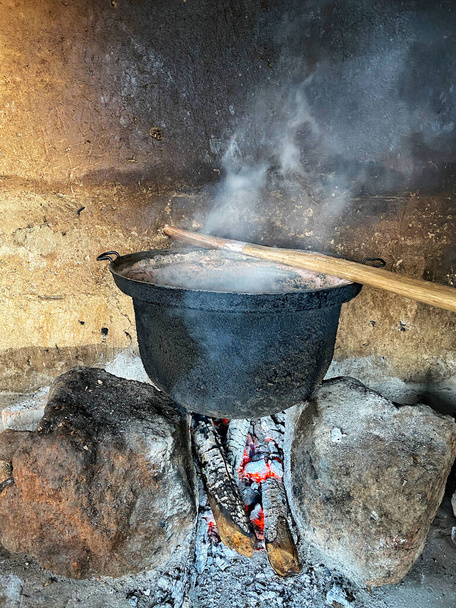 portret orientacji kotła nad otwartym ogniem w szkolnej kuchni w Ugandzie - Zdjęcie, obraz