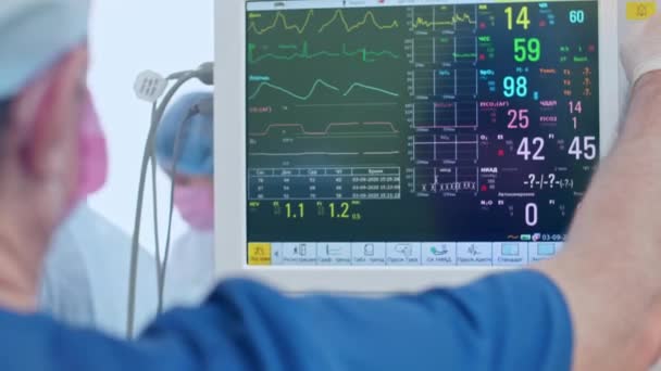 máquina de anestesia cirúrgica na sala de cirurgia mostra indicadores de vida e pulso - Filmagem, Vídeo