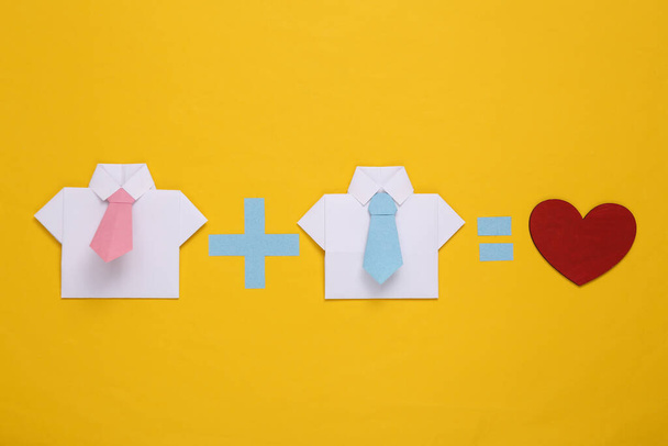 ЛГБТ-гей-отношения. Уравнение с двумя мужскими рубашками оригами и сердцем на желтом фоне - Фото, изображение