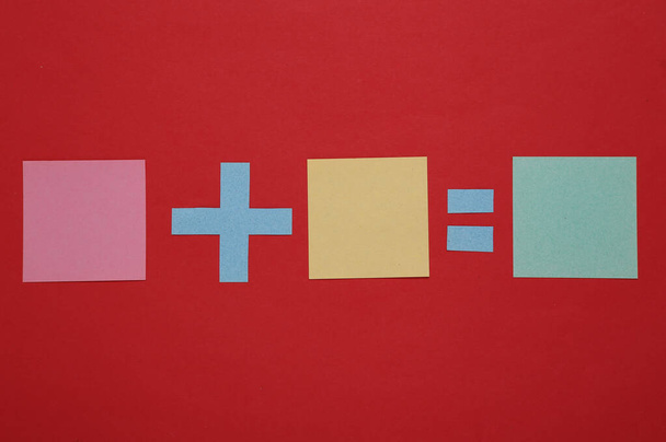 Kırmızı zemin üzerinde boş kağıt parçaları olan denklem - Fotoğraf, Görsel