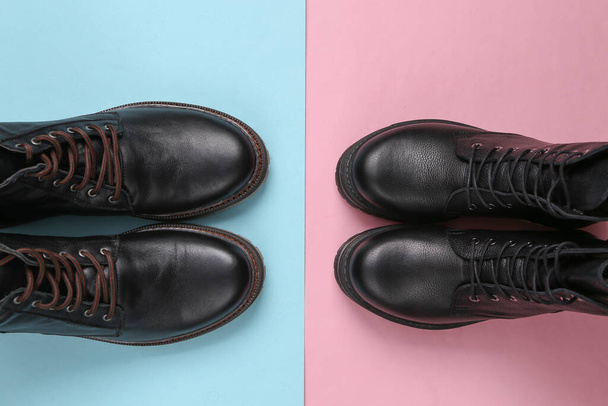 Kožené boty na modrém růžovém pastelovém pozadí. Horní pohled. Plocha - Fotografie, Obrázek