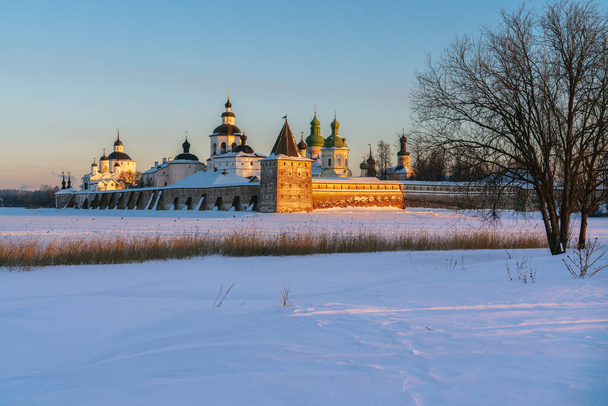 Vista del monasterio Kirillo-Belozersky desde el lago Siversky en los rayos del sol poniente en una noche helada de invierno, Kirillov, región de Vologda, Rusia - Foto, imagen