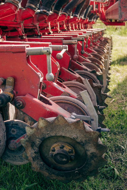 Stare maszyny rolnicze z żywymi czerwonymi kolorami w terenie - Zdjęcie, obraz
