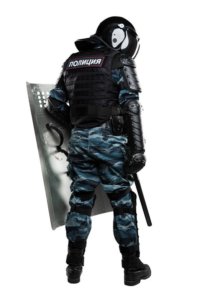 Sotilaat täydellisessä univormussaan panssari, viestikapula, suojakilpi. Univormu sopii poliisin liikkuvaan yksikköön. Yhdistä töykeästi kaiverrus poliisi venäjäksi. Valkoinen tausta - Valokuva, kuva