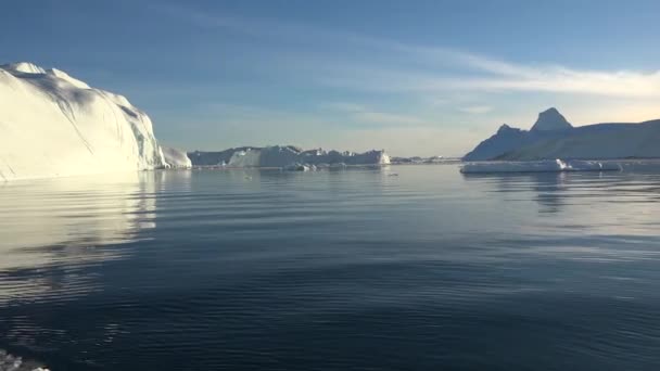 南極だ。海の中の氷山の漂流. - 映像、動画