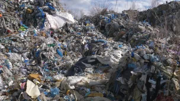 Depósito de plástico ilegal. O plástico tóxico exportado da Alemanha é recolhido em pedreiras vazias da Polónia e não é reciclado. - Filmagem, Vídeo