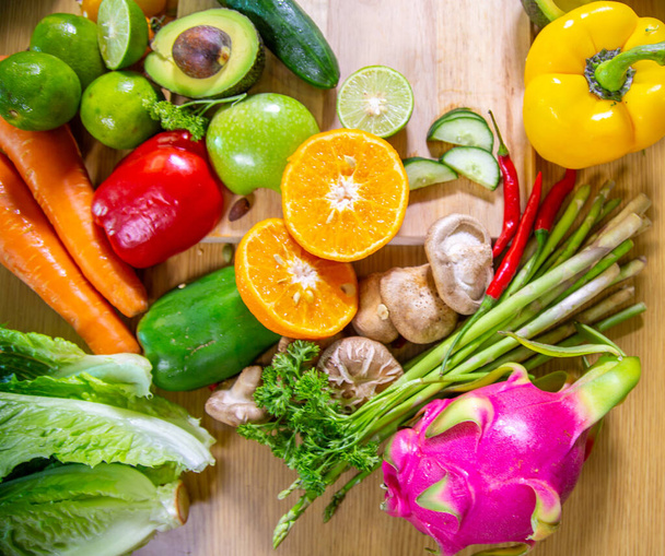 Egészséges ételválaszték: gyümölcsök, zöldségek, magvak, szuperételek, leveles zöldségek és mediterrán ételek. Méregtelenítő és tiszta diéta. Vitaminokban, ásványi anyagokban és antioxidánsokban gazdag élelmiszerek. - Fotó, kép