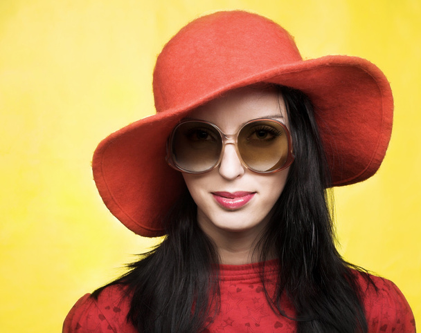 Vintage woman in sunglasses and red hat - Fotó, kép