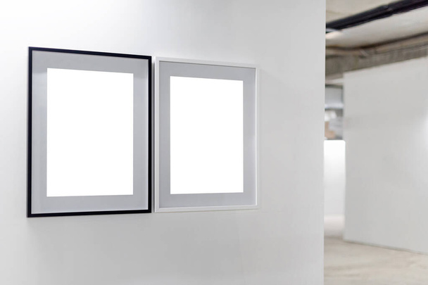 Prepárate. Marcos de fotos en blanco en la pared blanca. Galería de pared con marcos vacíos interior - Foto, Imagen