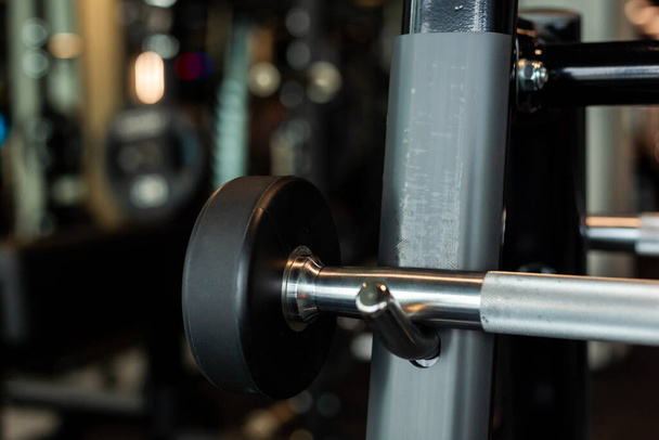 Zwarte halters. Rij van metalen halters op een rek in een sportfitnesscentrum, het concept van apparatuur voor het verhogen van gewicht. - Foto, afbeelding