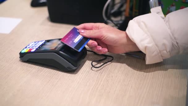 Pagar en efectivo con tarjeta de crédito en el mostrador - Imágenes, Vídeo