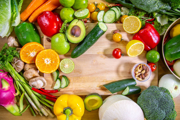 Здоровое питание чистый выбор еды: фрукты, овощи, семена, суперпродукты, листья овощной и средиземноморской кухни. Детоксикация и чистая диета. Продукты с высоким содержанием витаминов, минералов и антиоксидантов. - Фото, изображение