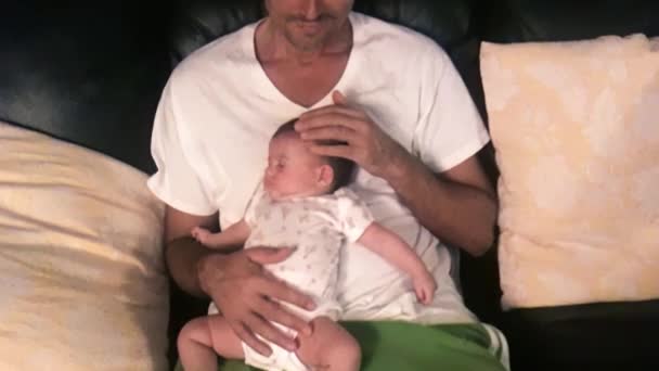 Bebé recién nacido en los brazos de su padre - Imágenes, Vídeo