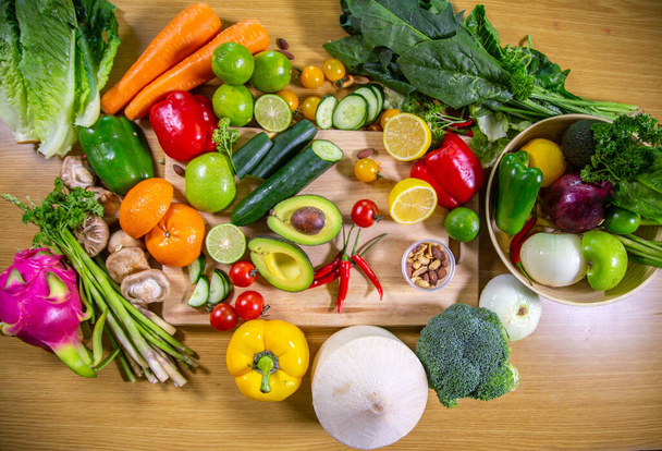 Здоровое питание чистый выбор еды: фрукты, овощи, семена, суперпродукты, листья овощной и средиземноморской кухни. Детоксикация и чистая диета. Продукты с высоким содержанием витаминов, минералов и антиоксидантов. - Фото, изображение