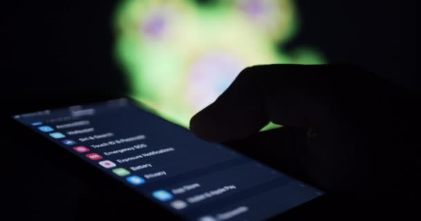 Nutzer schaut sich Privatsphäre-Einstellungen auf Smartphone-Gerät an - Online-Cyber-Abwehr - Filmmaterial, Video