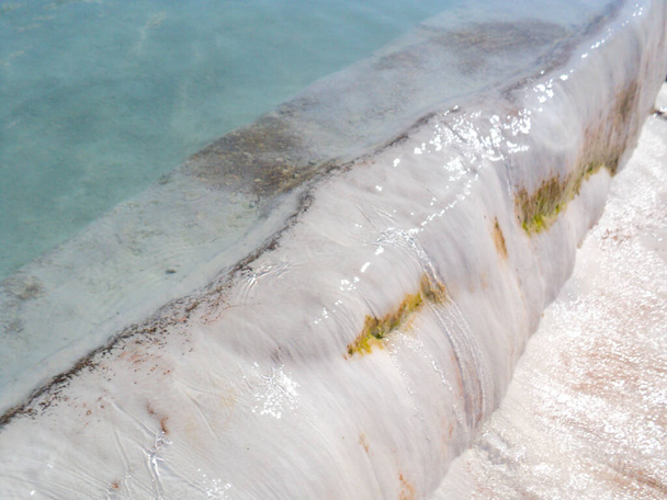 texturált háttér. Természetes travertin medencék és teraszok Pamukkale Törökországban. Kiváló minőségű fénykép - Fotó, kép