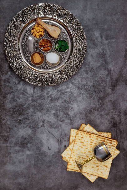 Εβραϊκό ψωμί ματζά με ασημένιο κύπελλο και λουλούδια σε ξύλινο ρουστίκ φόντο. Έννοια διακοπών Πάσχα - Φωτογραφία, εικόνα