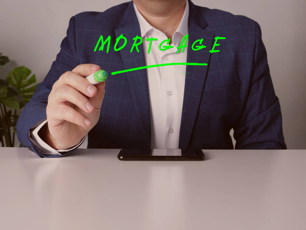 Empréstimo oficial escrevendo MORTGAGE na tela por uma caneta verde - Foto, Imagem