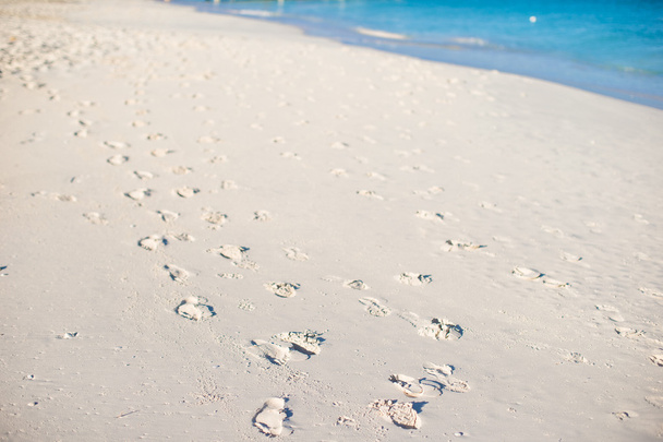 Karayipler ada beyaz kum üzerinde insan ayak izleri - Fotoğraf, Görsel