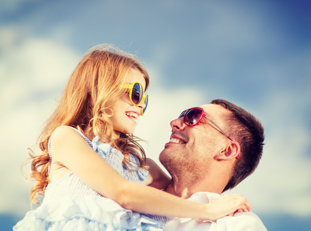 Père heureux et enfant dans les lunettes de soleil sur le ciel bleu
 - Photo, image