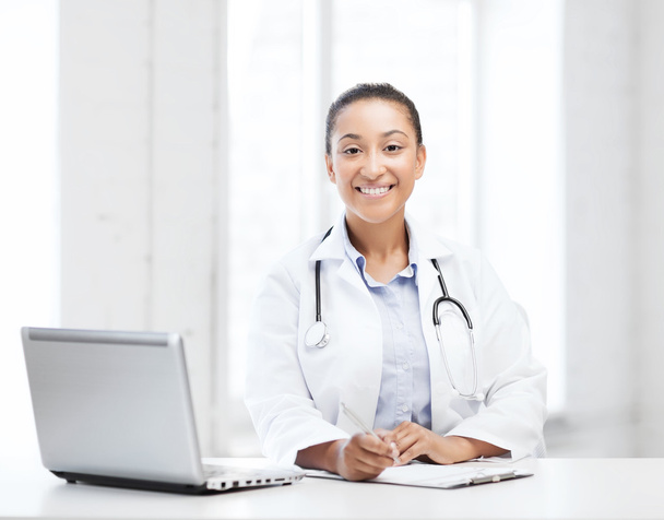 Female doctor with laptop pc - Фото, зображення