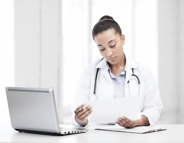 Female doctor with laptop pc - 写真・画像
