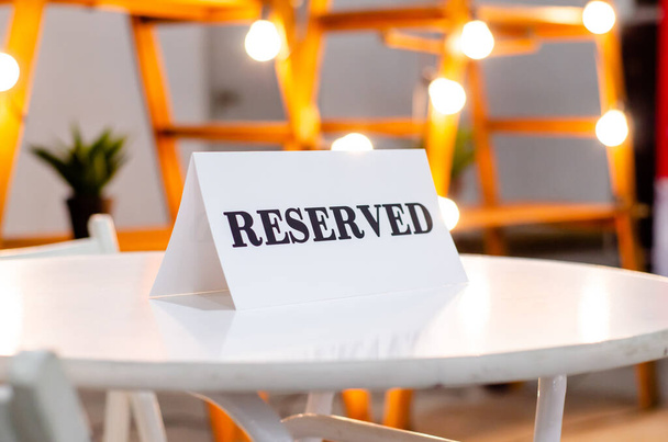 Reservierte Zeichen auf einem Tisch im Restaurant - Foto, Bild