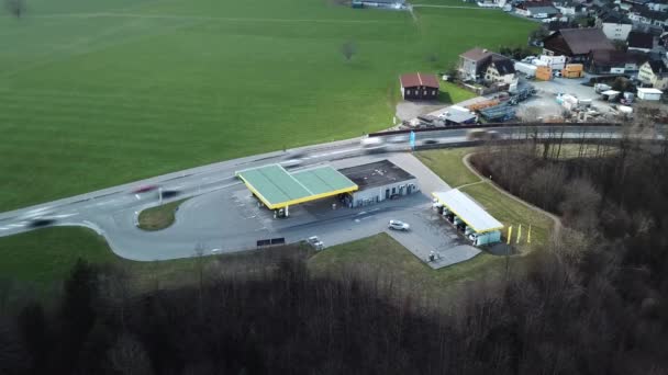 Letecká časová prodleva čerpací stanice ve venkovské části Švýcarska, s automobily projíždějícími. - Záběry, video
