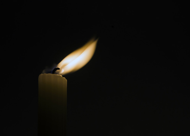Свічка в темній кімнаті
 - Фото, зображення