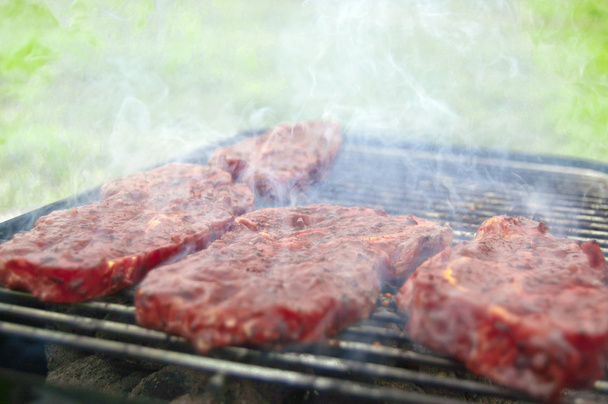 rundvlees op grill - Foto, afbeelding